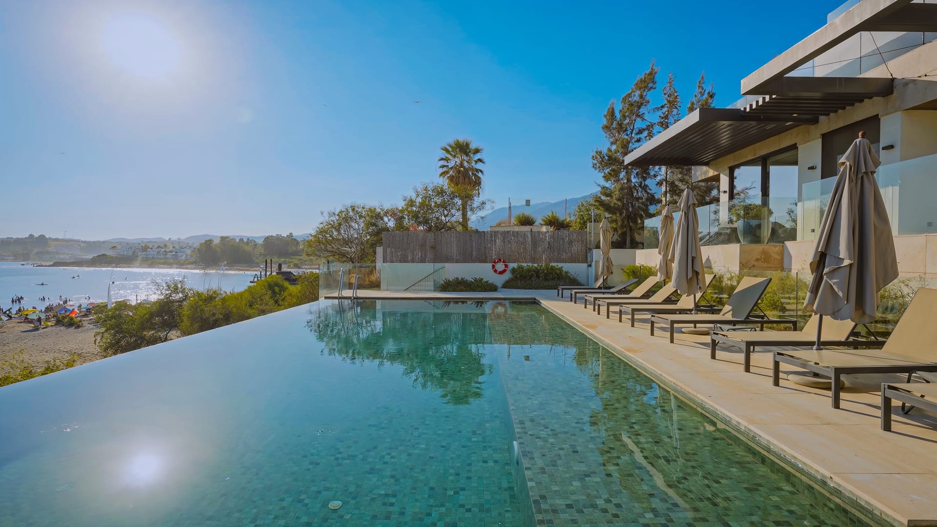 The infinity pool on the solarium, with the beach beyond. Atelier 4, Playa del Cristo, Estepona.
