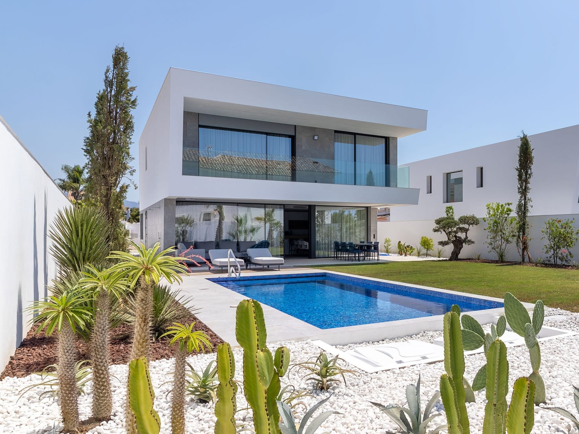 Los Porqueroles — four and five bedroom homes in San Pedro de Alcántara, Marbella (1 of 10)