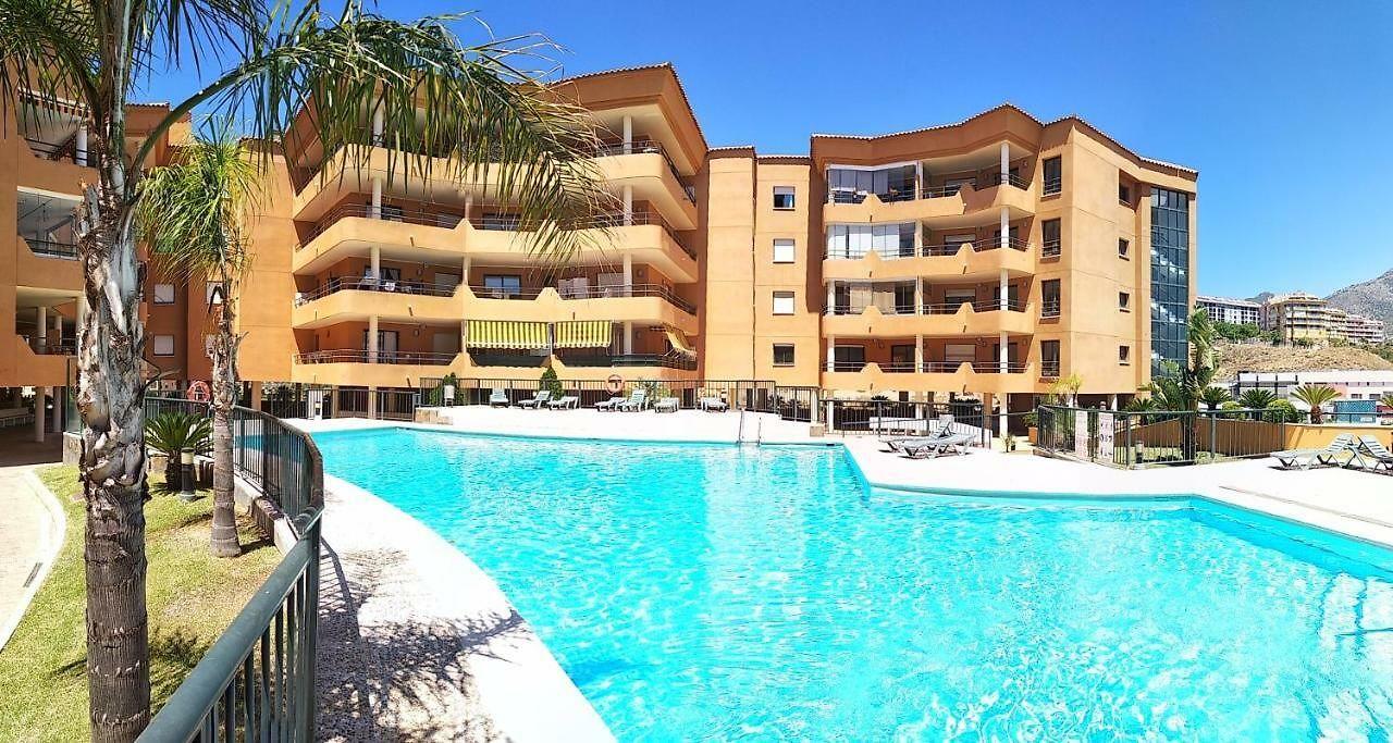 The pool, with the finished buildings of the residence behind it. Residencial Sunhill, Los Pacos, Fuengirola.