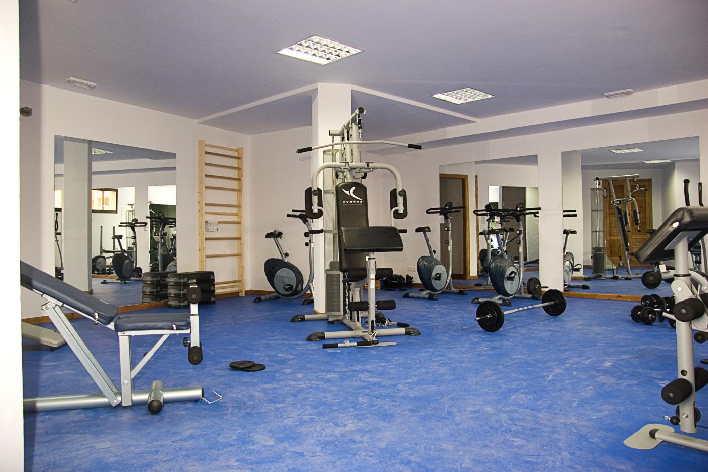 The gym, fitted with weight machines and exercise bikes. Residencial Sunhill, Los Pacos, Fuengirola.