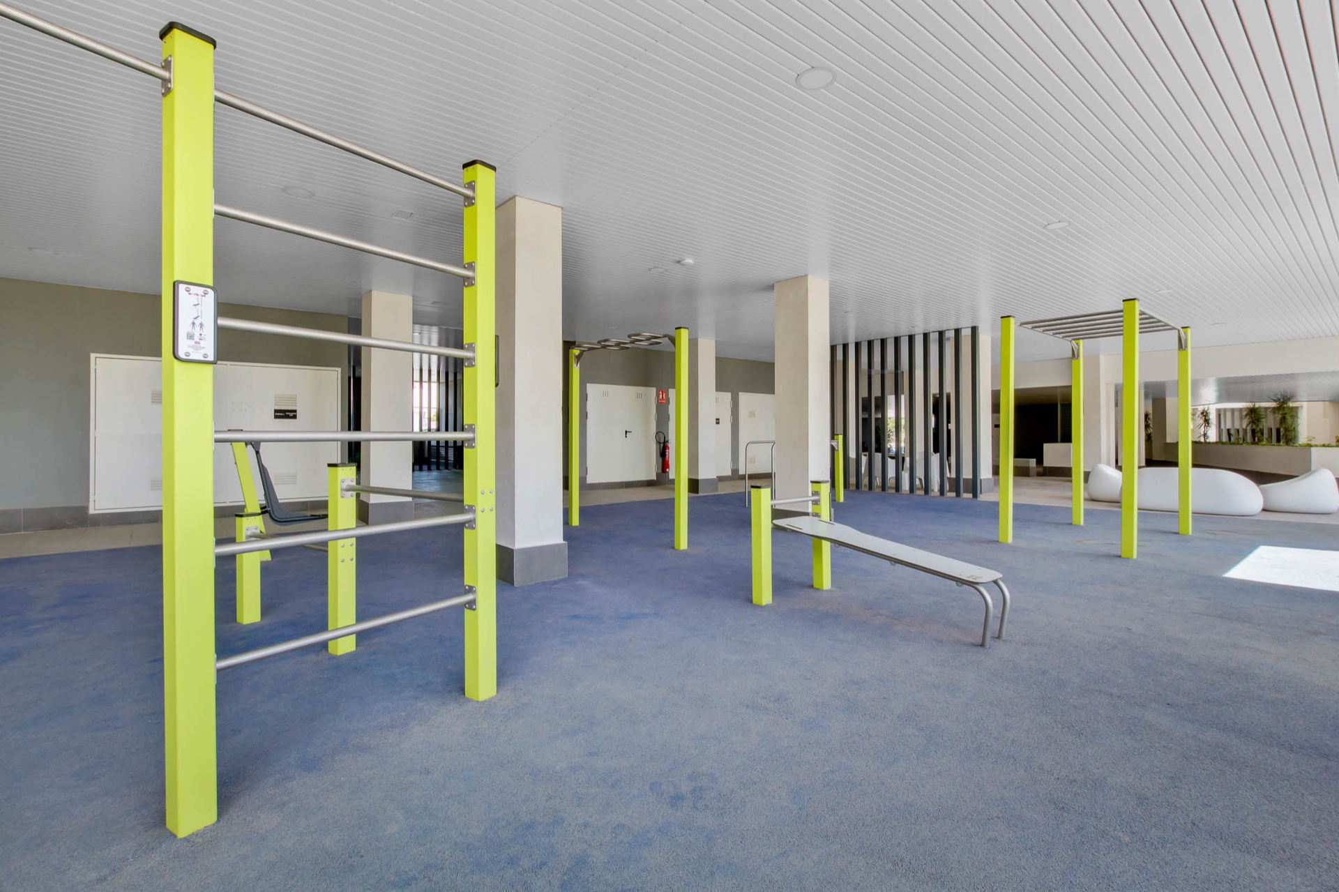 The street workout area under the building, with fixed frames and bars for exercising. Suite Mijas Phase One, Las Lagunas de Mijas, Mijas.